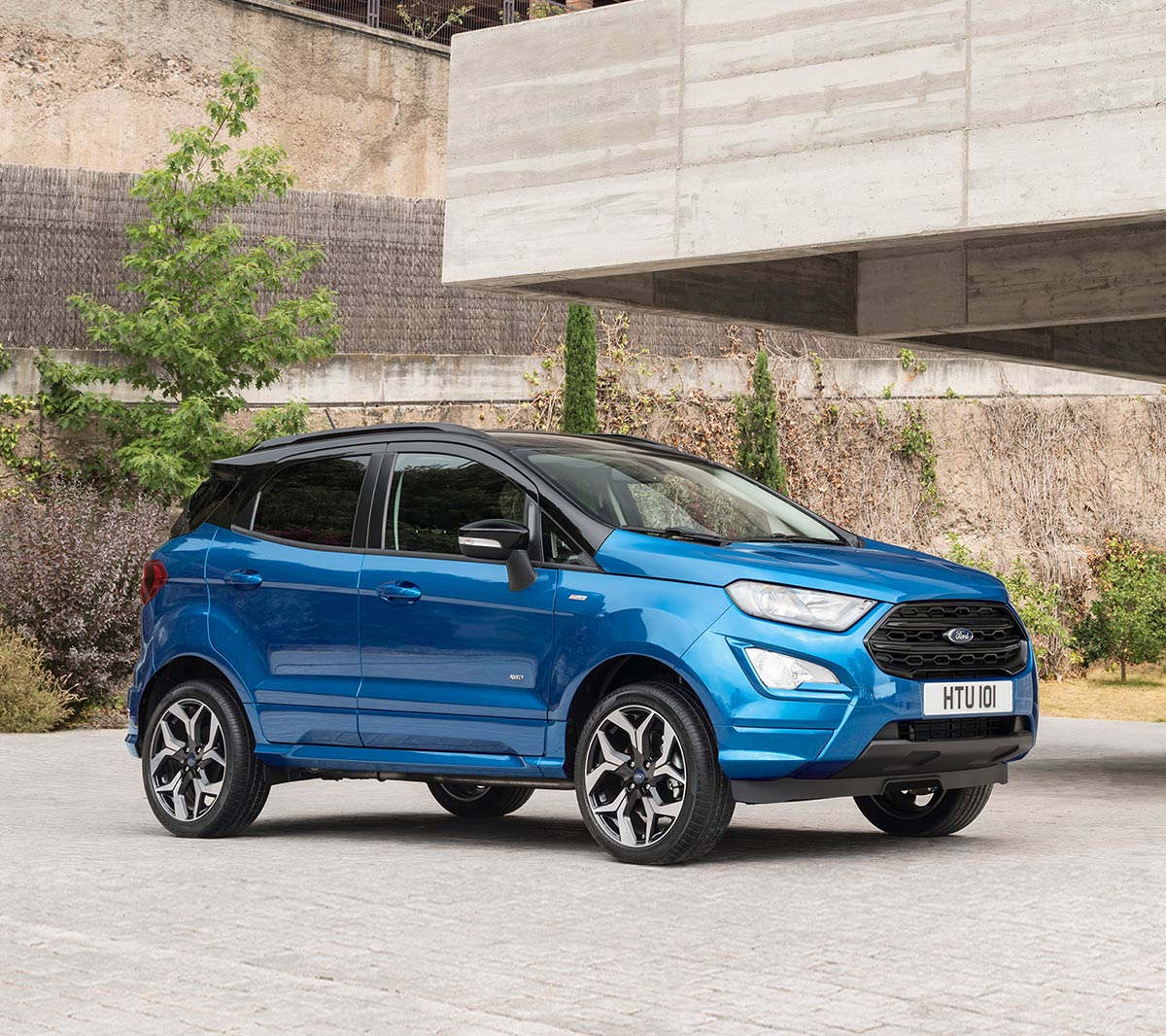 Ford EcoSport blu parcheggiata