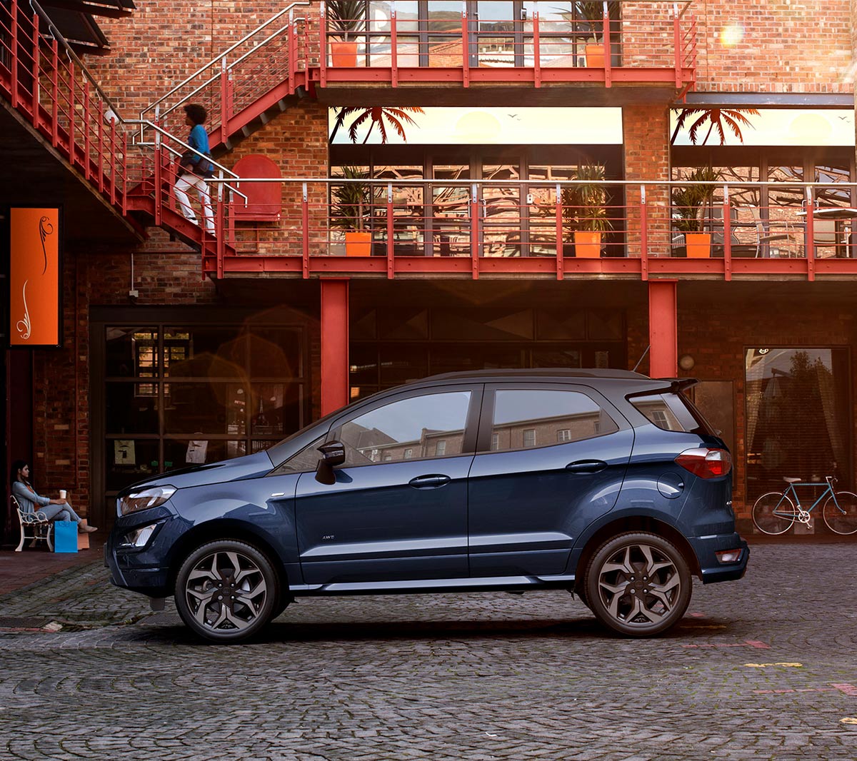 Ford EcoSport blu parcheggiata