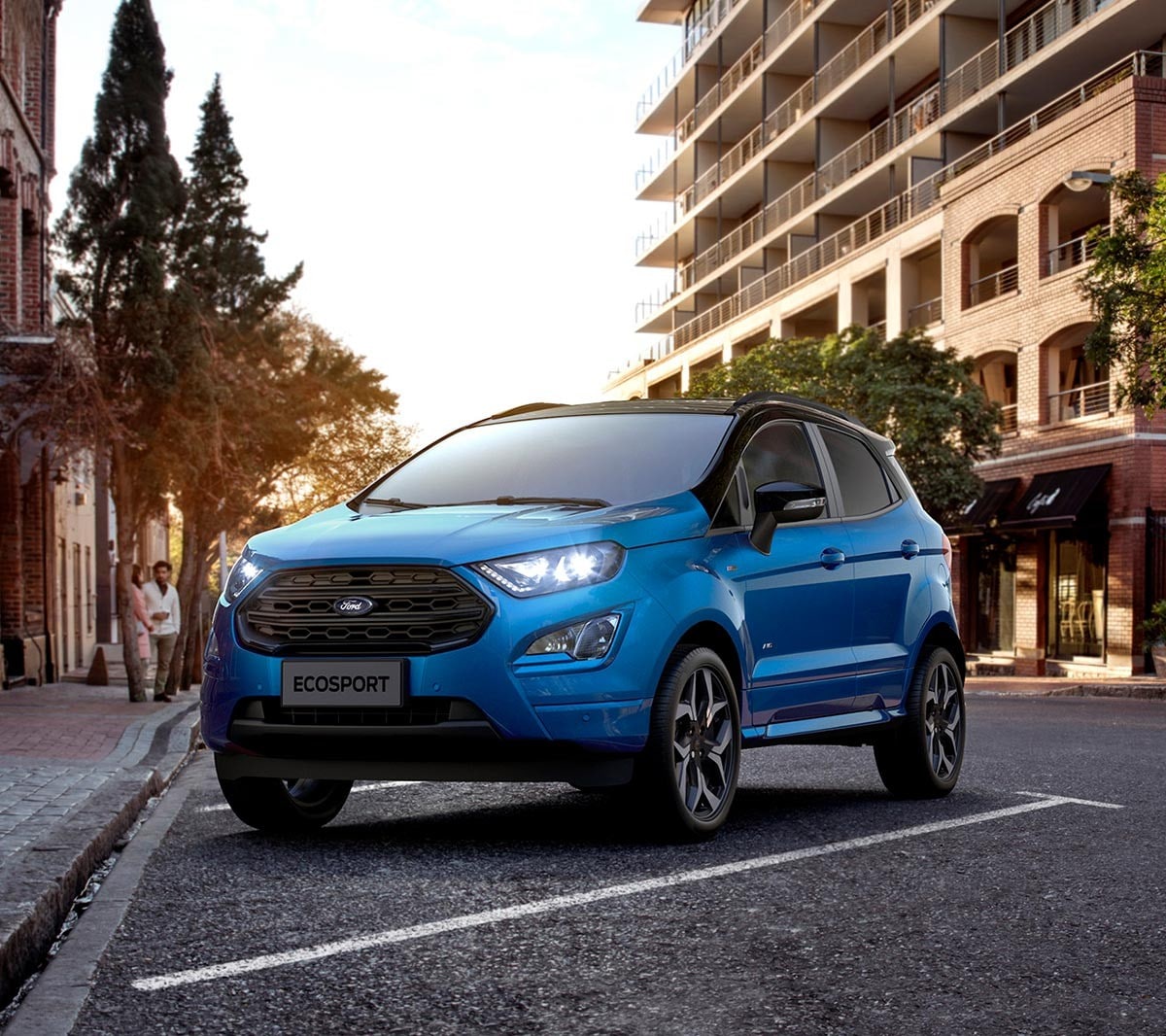 Ford EcoSport blu parcheggiata