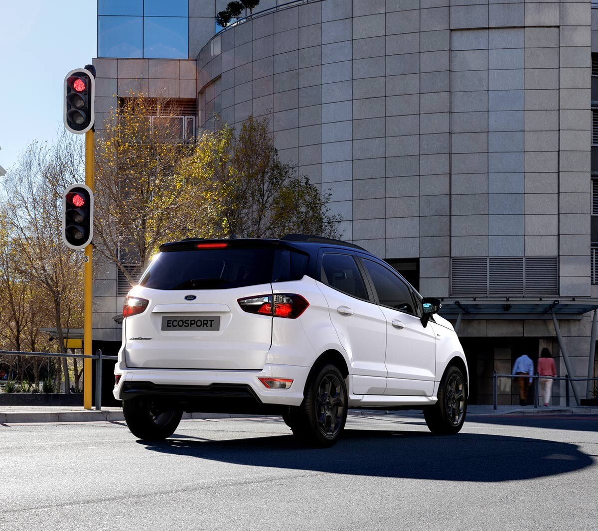 Ford EcoSport bianca parcheggiata