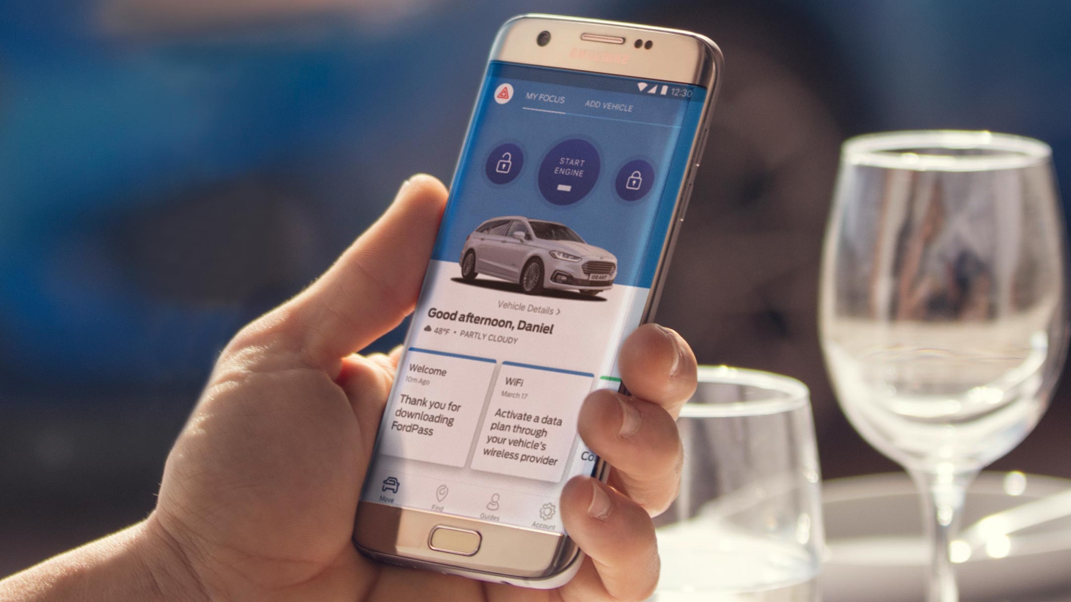 Hand with smartphone showing the Mondeo in the FordPass app