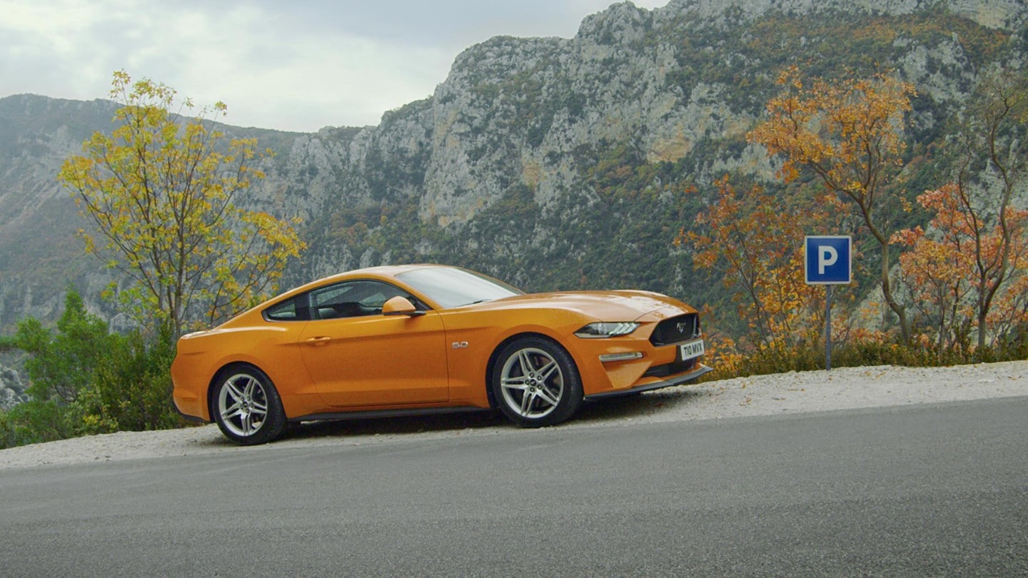 Ford Mustang che va in salita