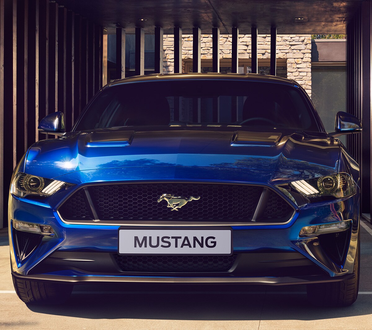 Ford Mustang GT blu parcheggiata presso una grata