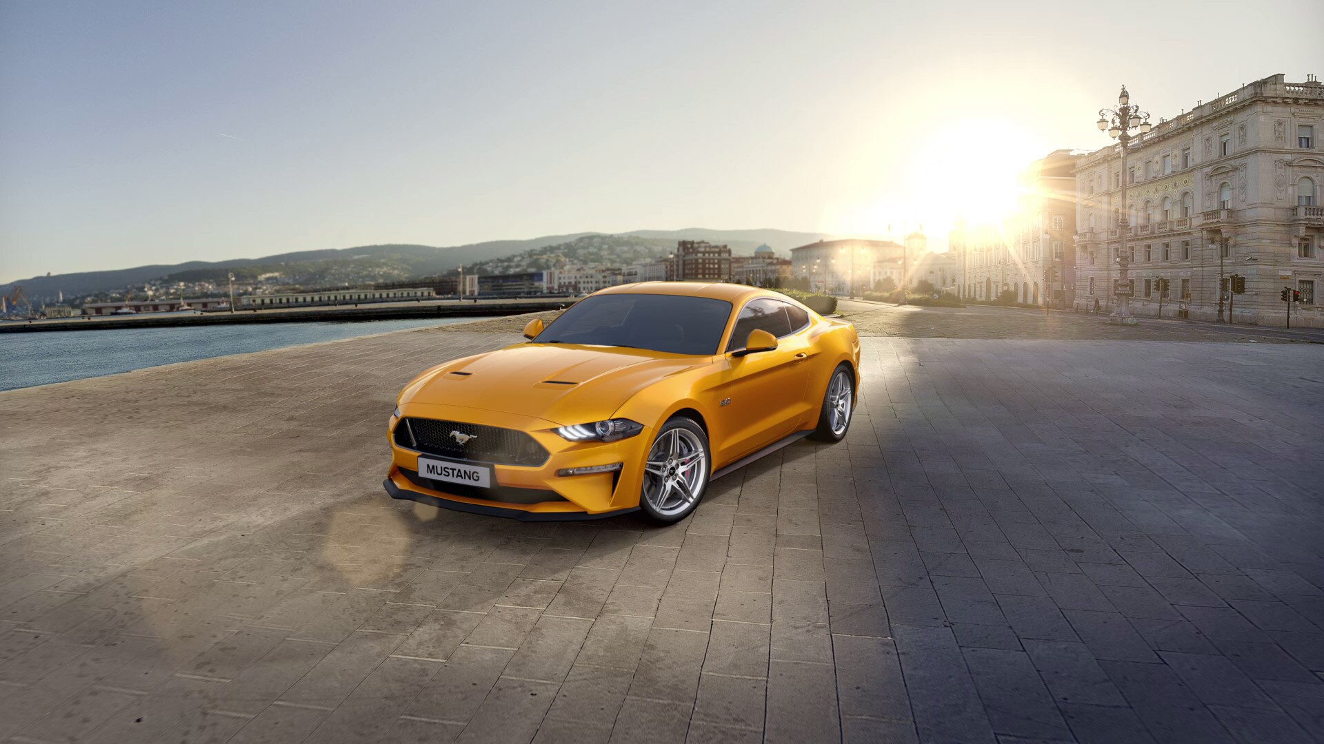 Ford Mustang parcheggiata nella piazza di una città sul lago