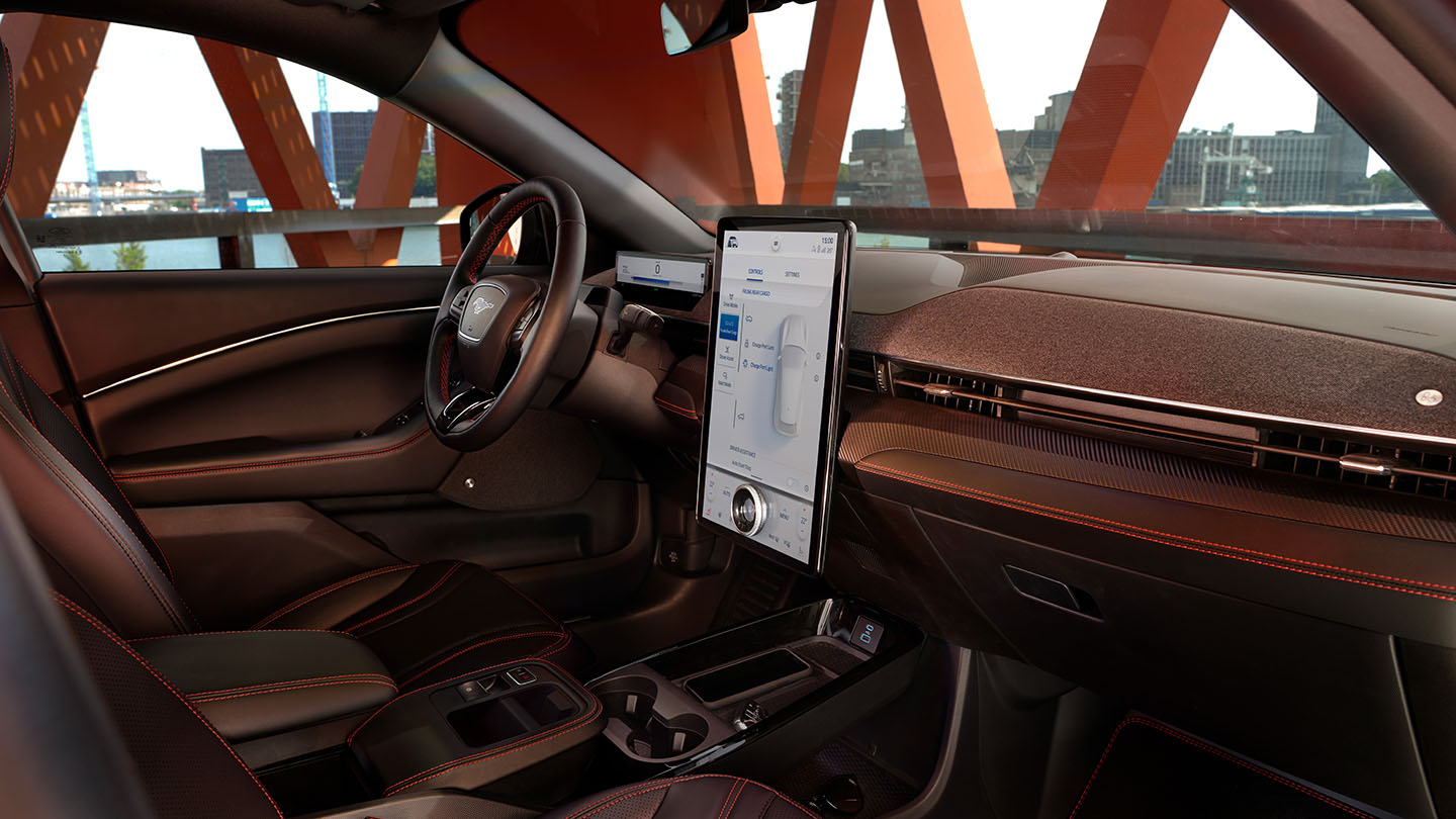Gli interni del Ford Mustang Mach-E: il touchscreen SYNC 4 da 15,5" e l'elegante design interno.
