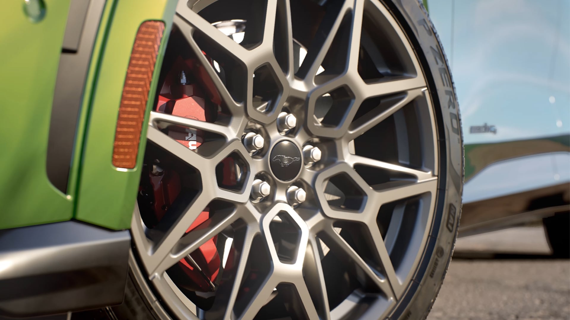 Ford Mustang Mach-E con in primo piano i cerchi in lega da 20" in Cast Aluminium Carbonised Grey.