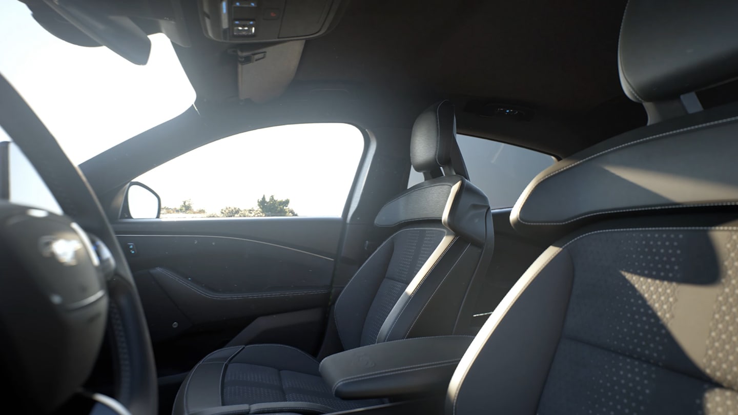 Gli interni del Ford Mustang Mach-E: i due sedili anteriori Ford Performance.