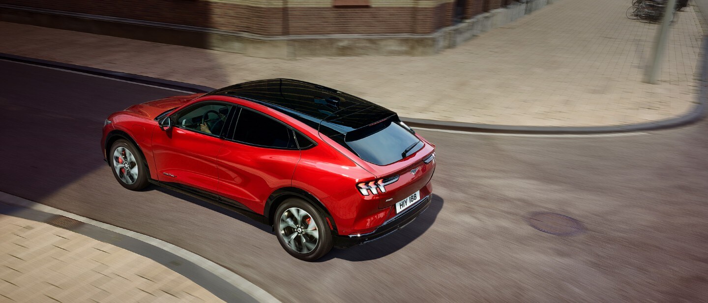 Ford Mustang Mach-E vista posteriore di tre quarti