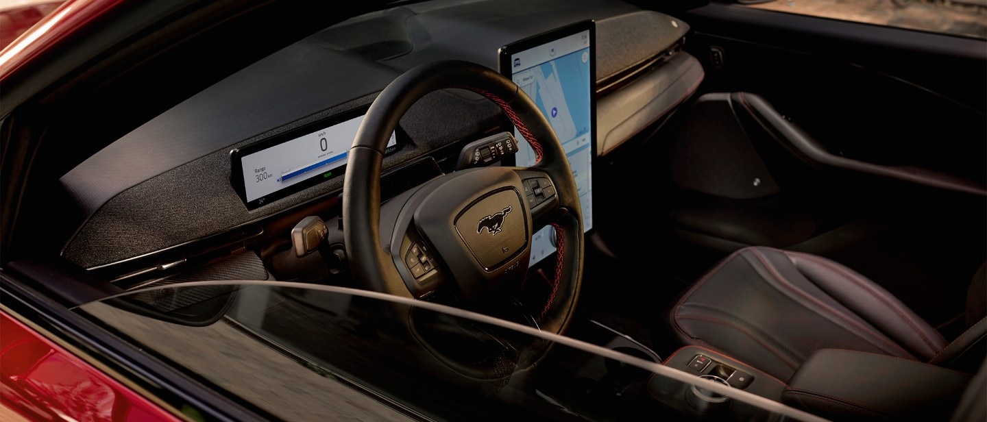 Interni Ford Mustang Mach-E, volante e schermo SYNC di generazione