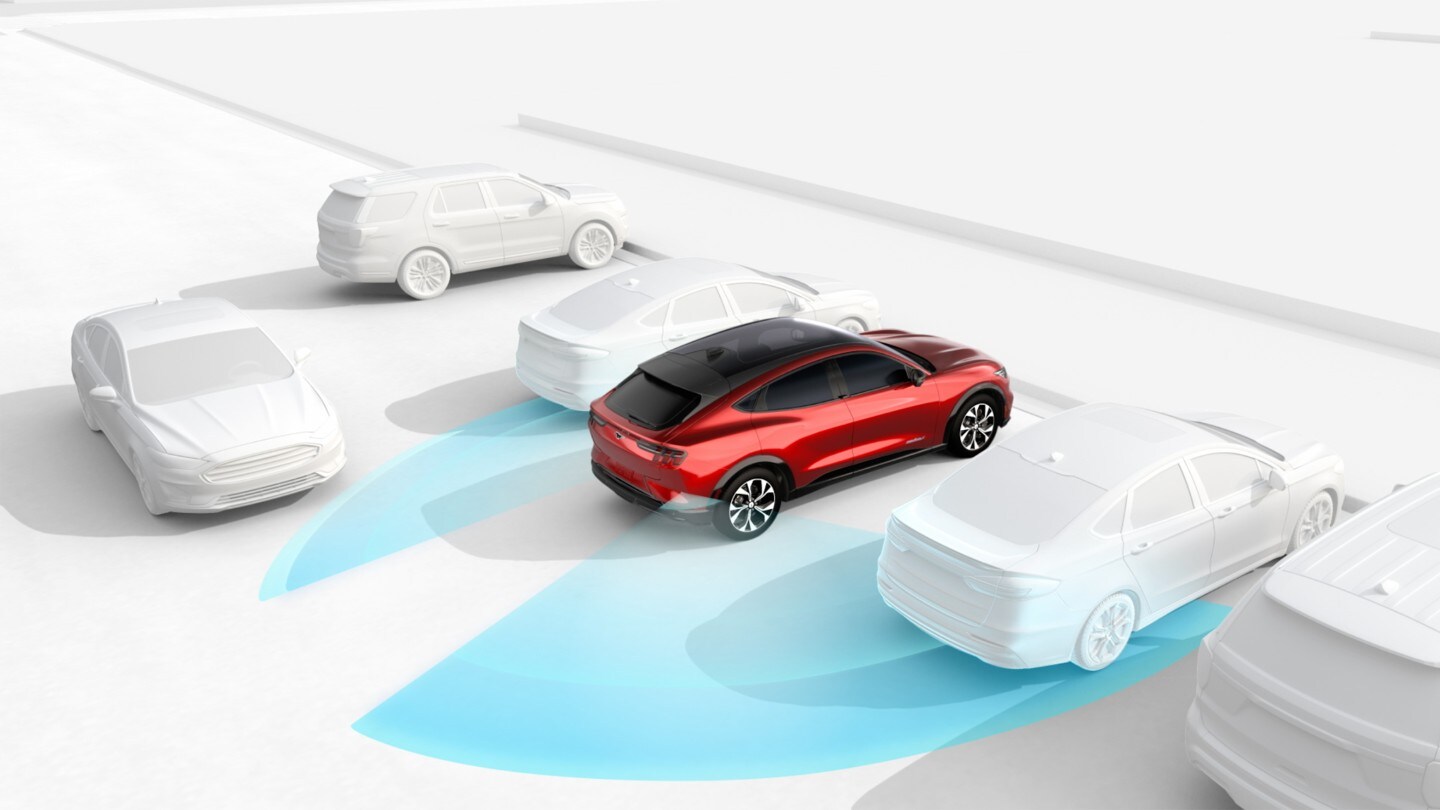 Ford Mustang Mach-E che rileva un veicolo nell'angolo cieco con le funzioni Cross Traffic Alert e Blind Spot Information System