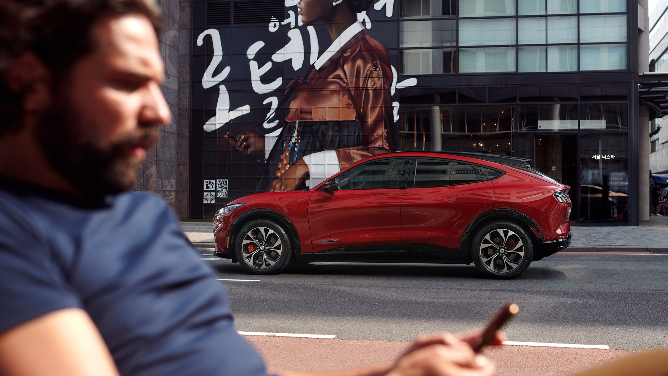 Uomo che utilizza l'app FordPass sul telefono