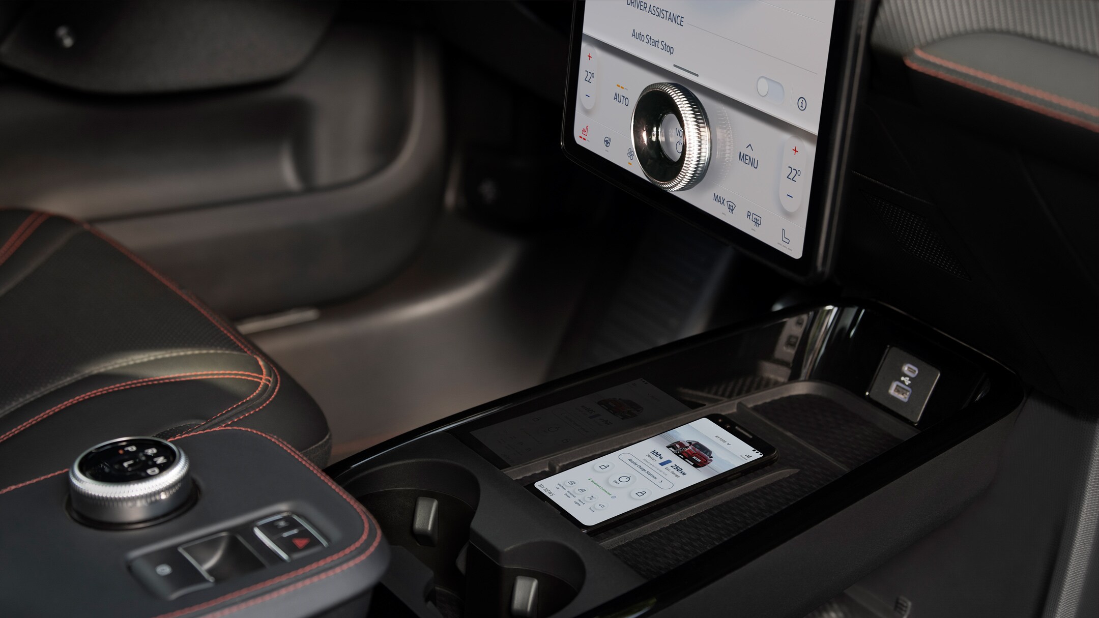 Ford Mustang Mach-E vista interna della ricarica wireless