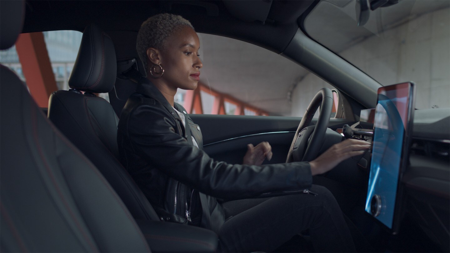Ford Mustang Mach-E, interni con SYNC di generazione