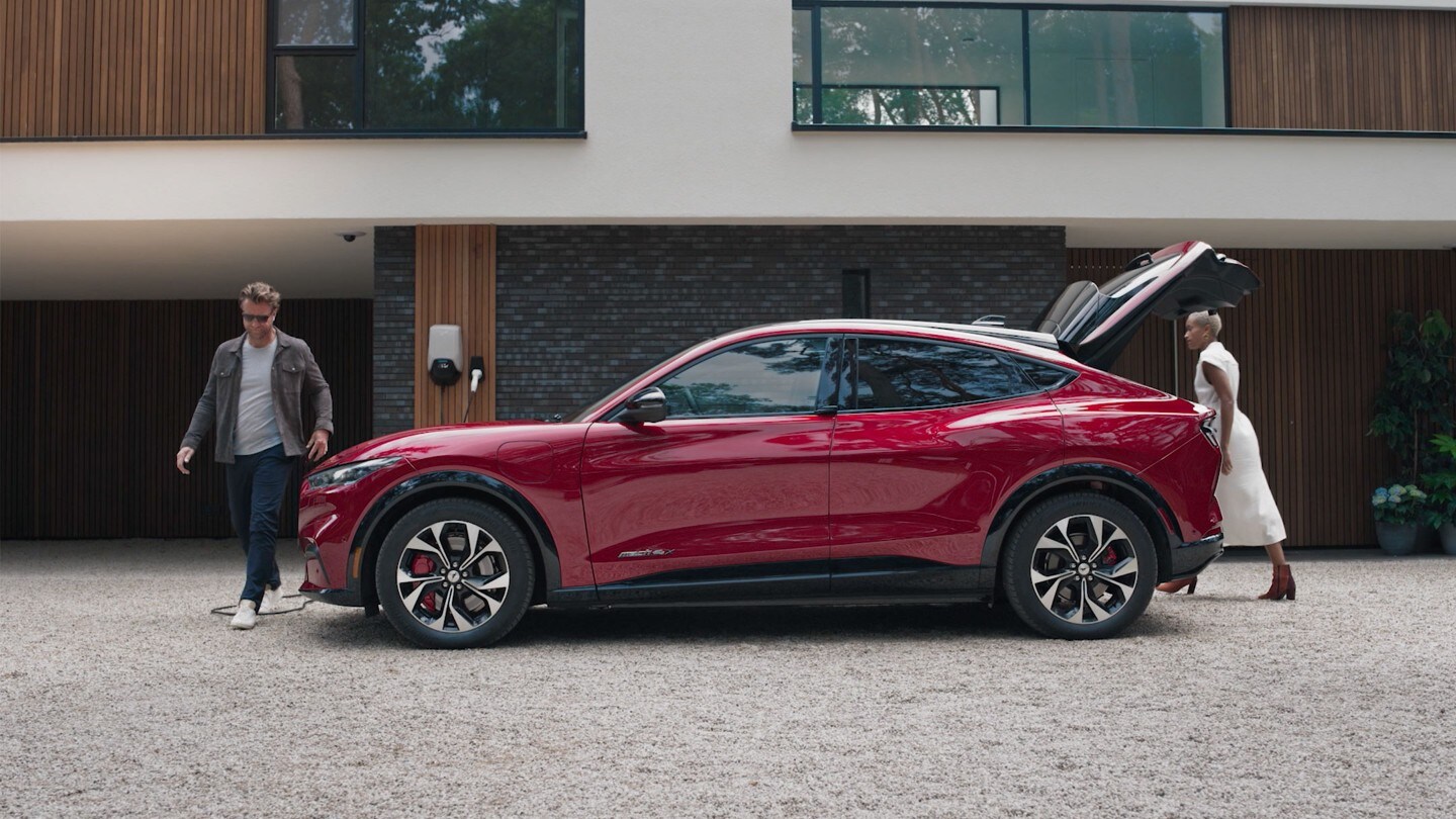 Mustang Mach-E che mostra il bagagliaio hands free