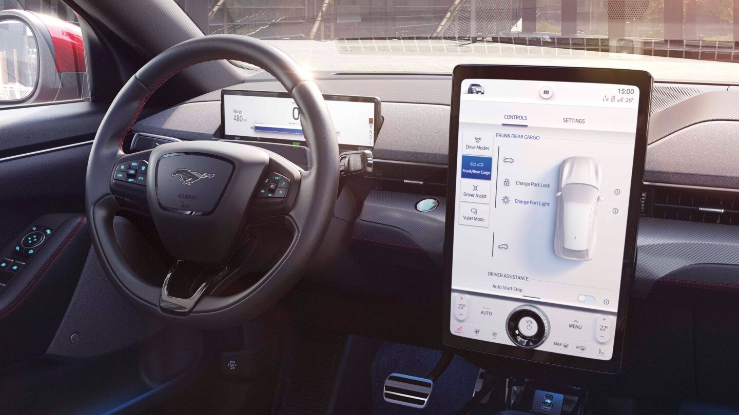 Nuova Mustang Mach-E: interni con volante e schemo della nuova generazione di SYNC