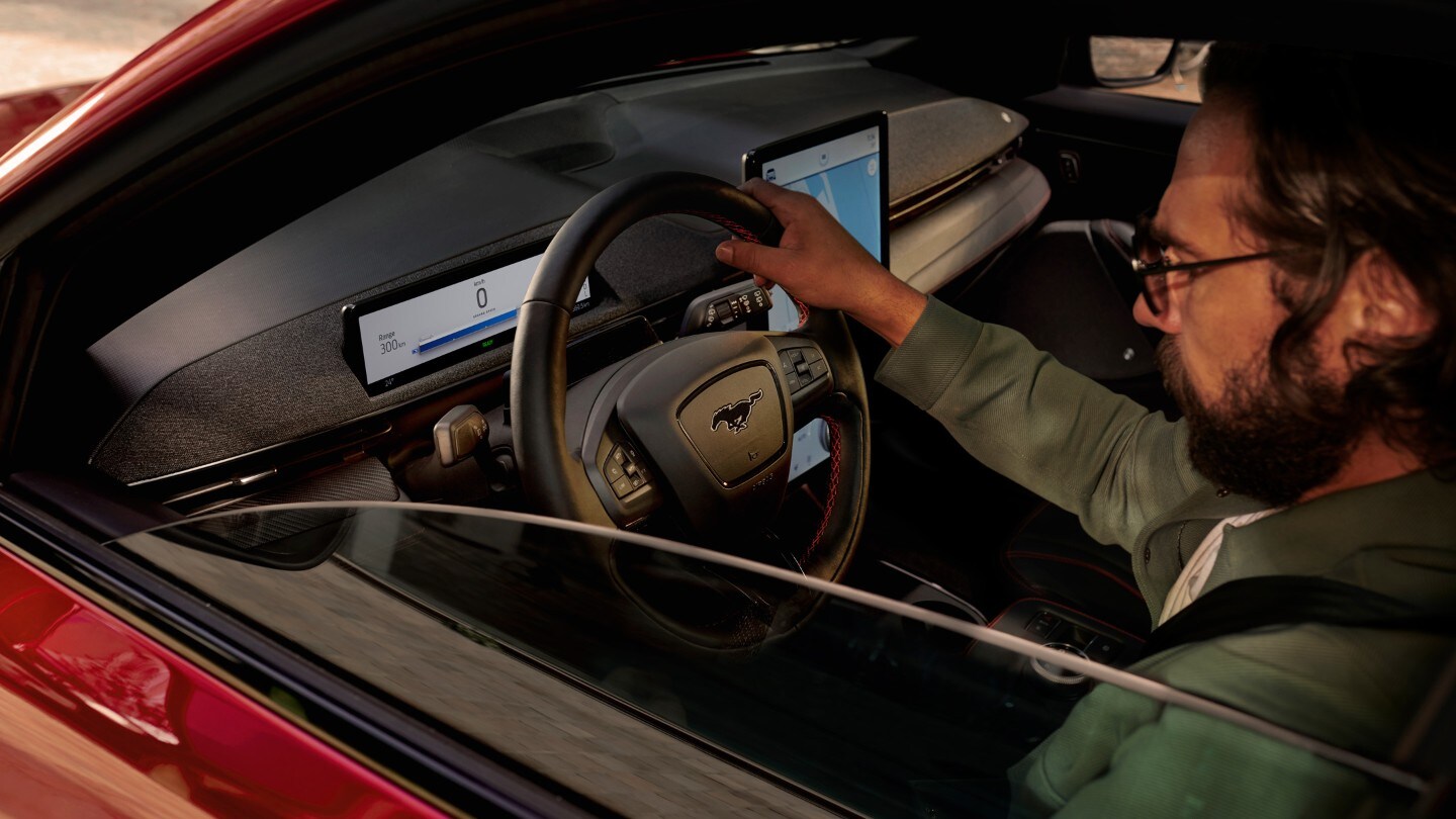 Immagine degli interni di Ford Mustang Mach-E con conducente al volante