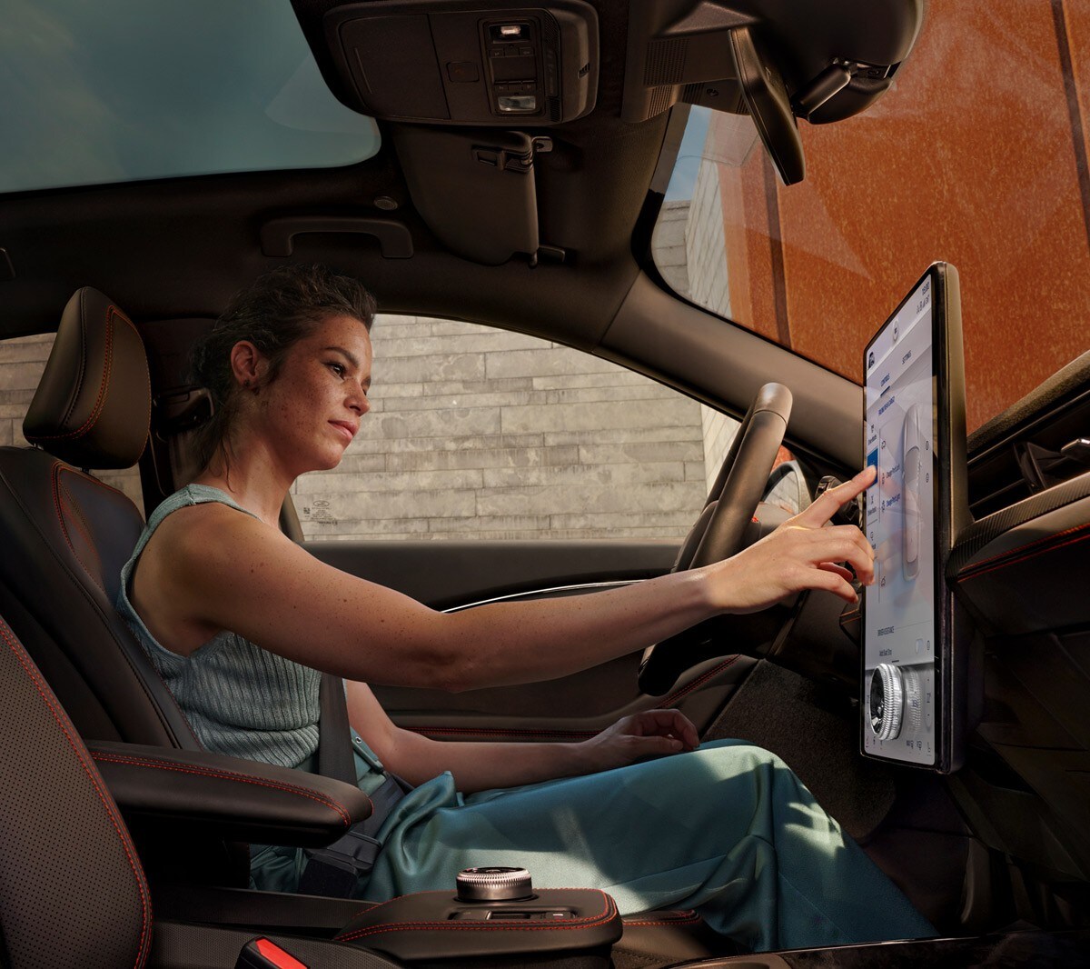Ford Mustang Mach-E vista interna di una donna che utilizza il SYNC 4