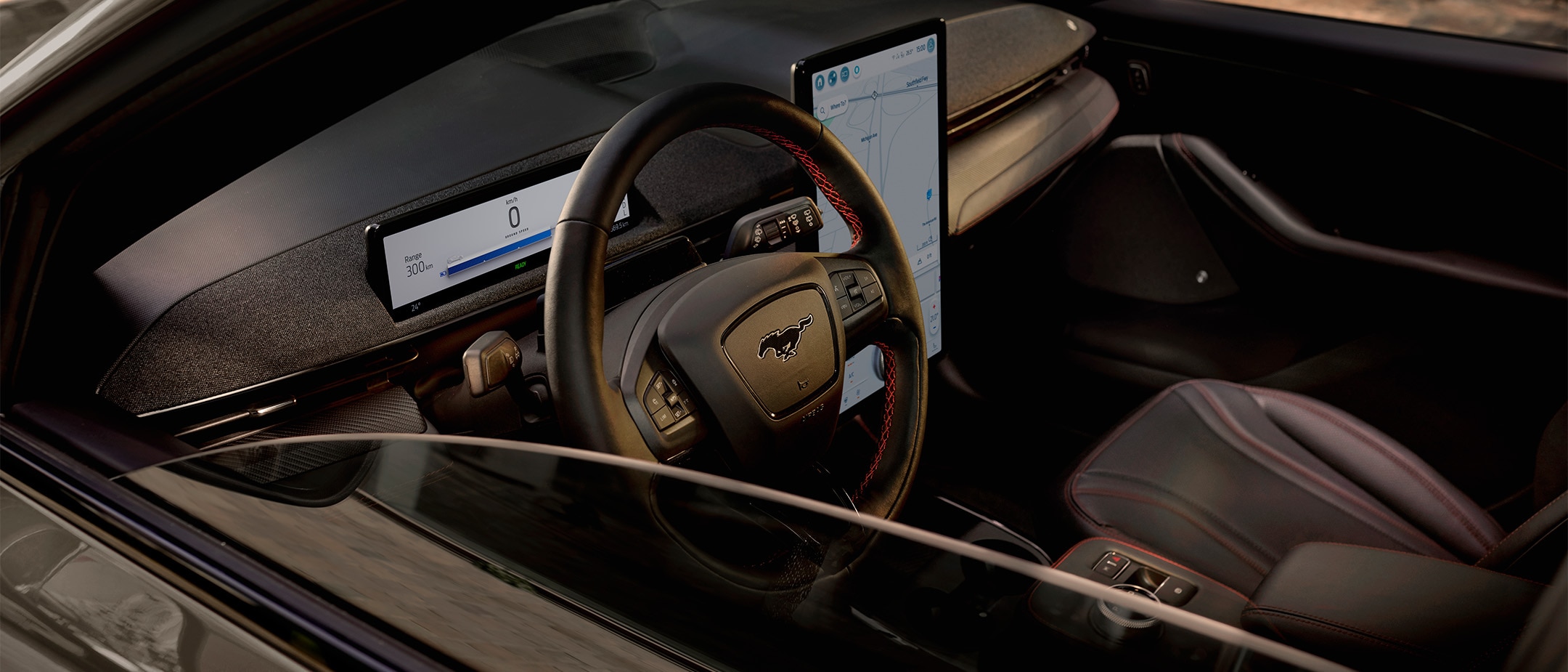 Interni Ford Mustang Mach-E, volante e schermo SYNC di generazione