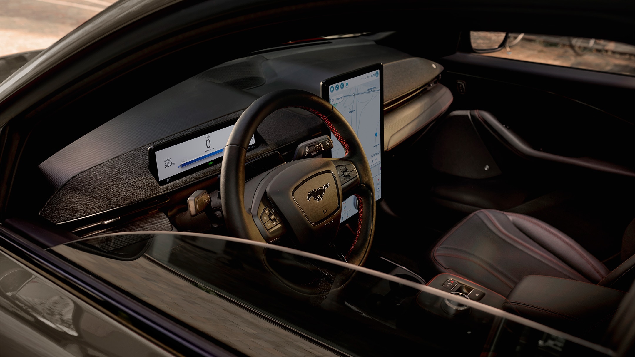 Uno sguardo all'interno dell'auto attraverso il finestrino