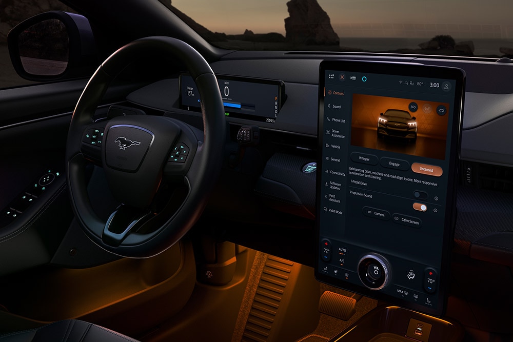 Visuale degli interni con display touchsceen della Mustang Mach-E