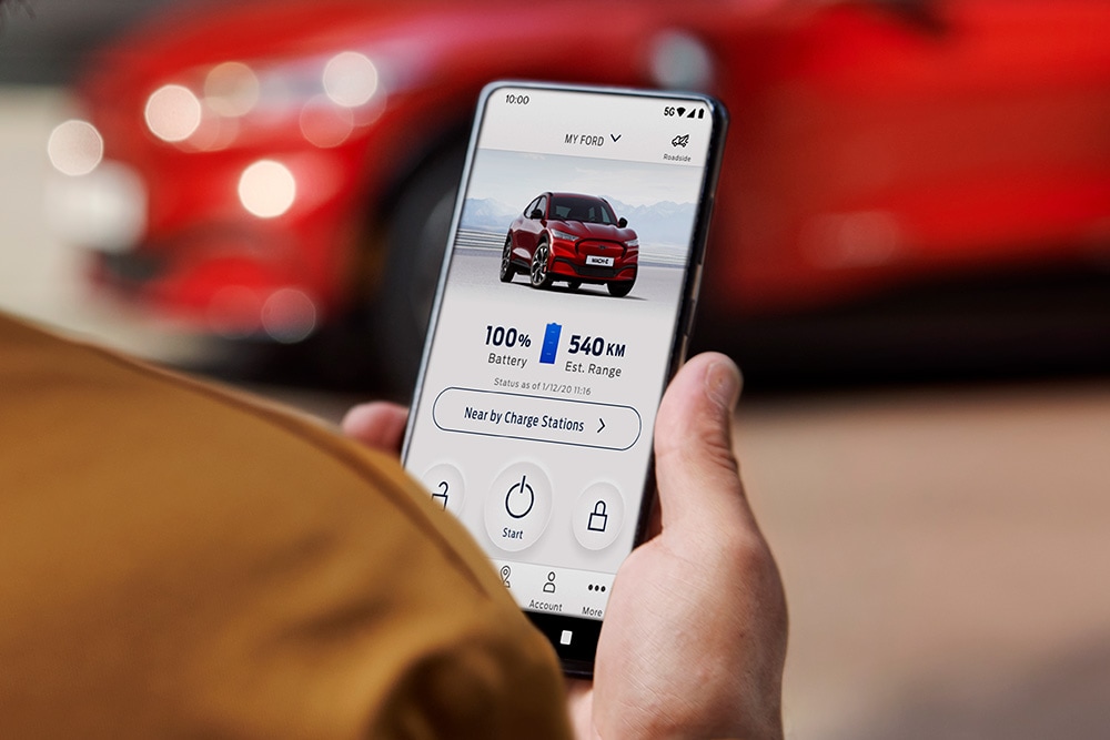 Utente mentre utilizza FordPass App