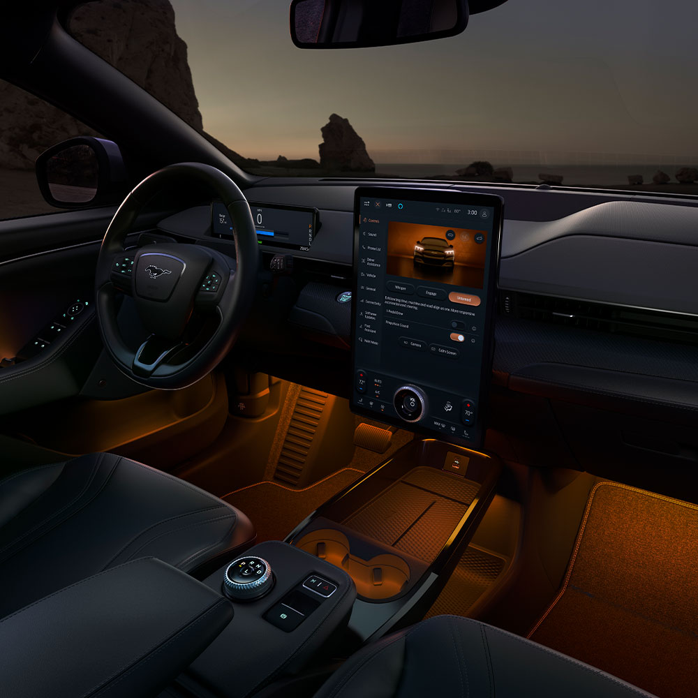 Visuale degli interni con display touchsceen della Mustang Mach-E