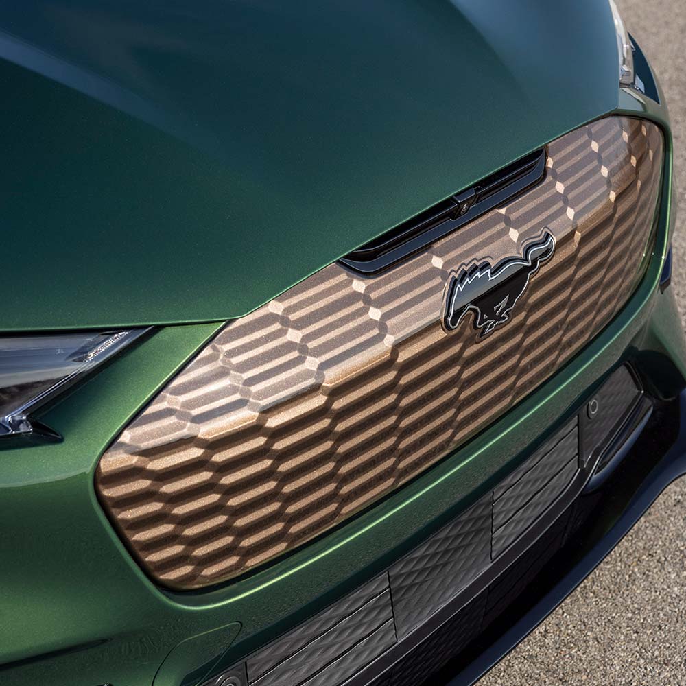 Frontale della Mustang Mach-E GT con il bronze pack