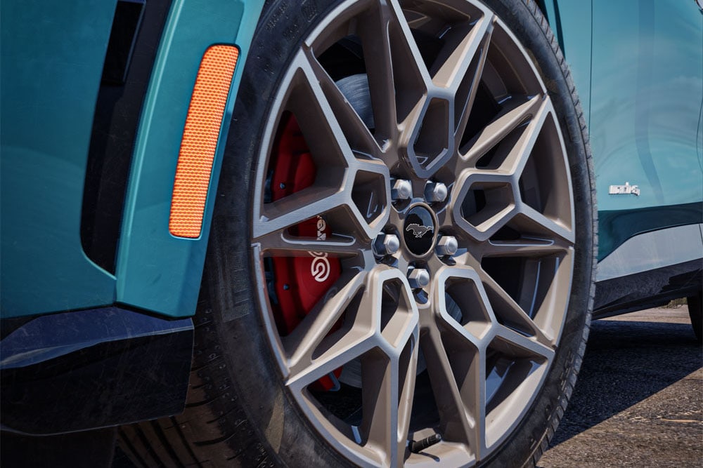 Ford Mustang Mach-E con in primo piano i cerchi in lega da 20" in Cast Aluminium Carbonised Grey.