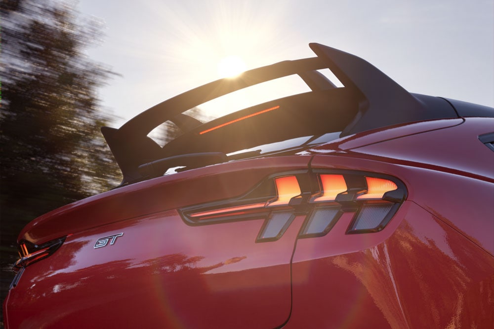Vista ravvicinata dello spoiler posteriore di un Mustang Mach-E GT Rally in Race Red.