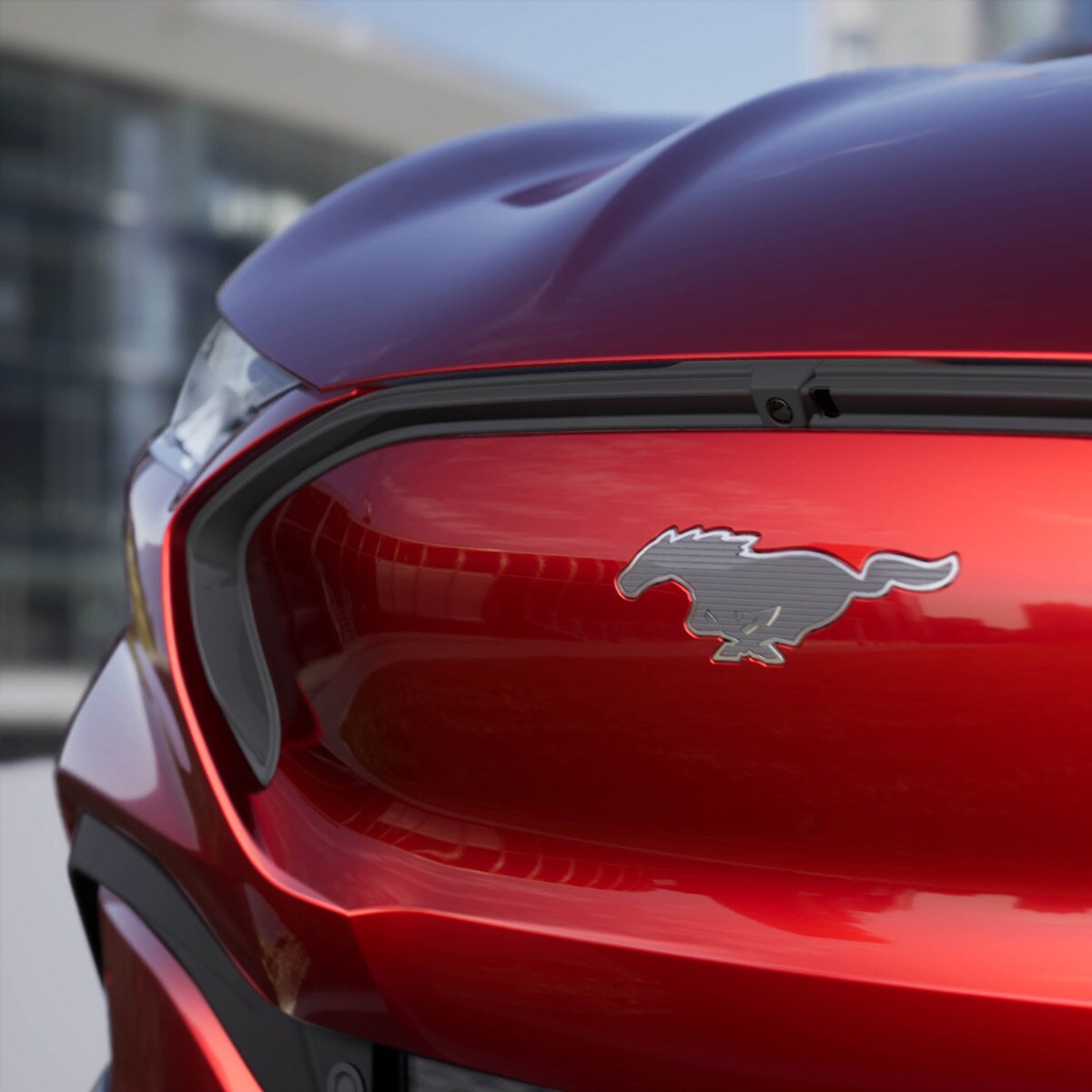Ford Mustang Mach-E AWD con dettaglio del badge con il cavallino