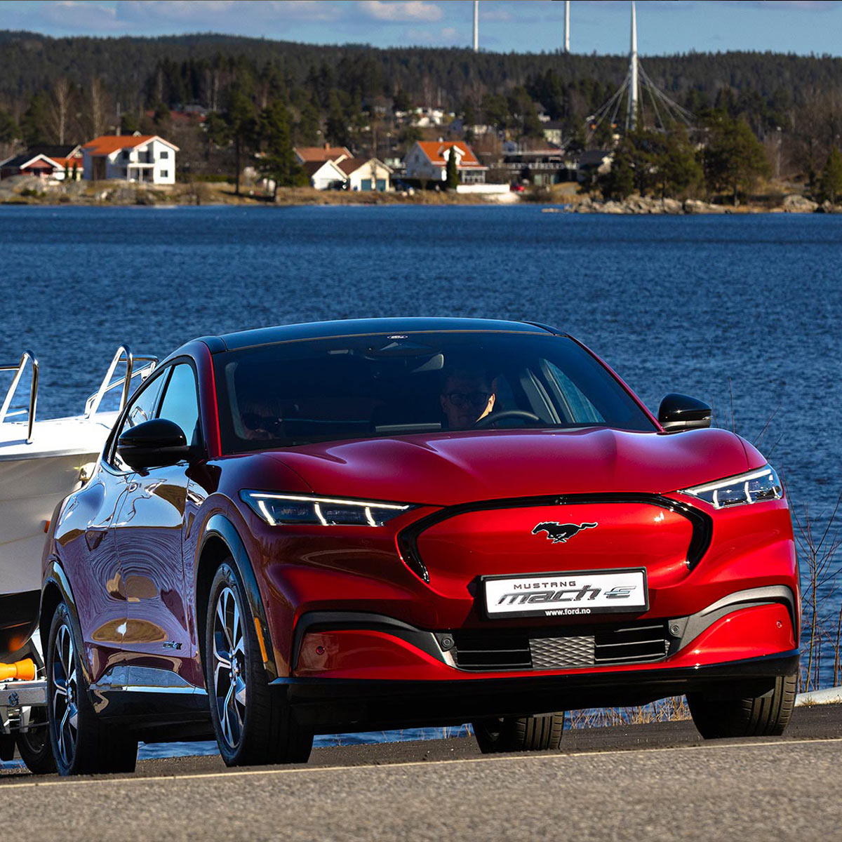 Ford Mustang Mach-E, interni con SYNC di generazione