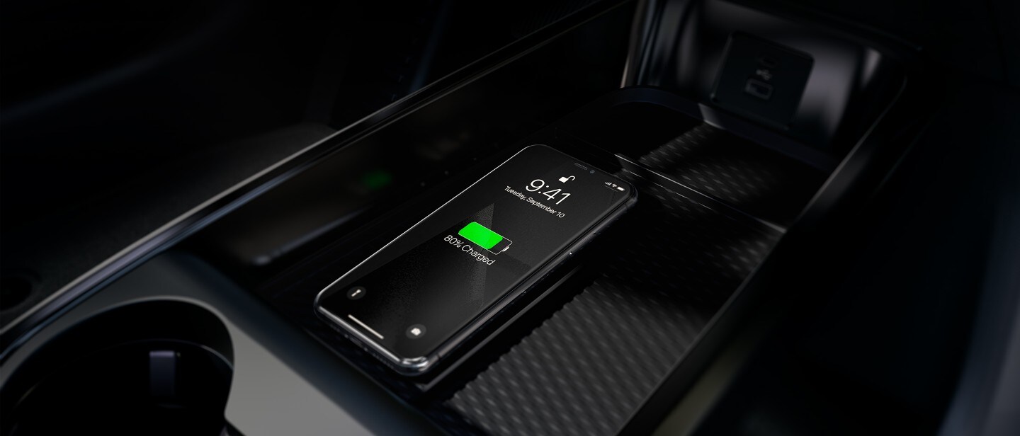 Uno smartphone in carica in un veicolo Ford
