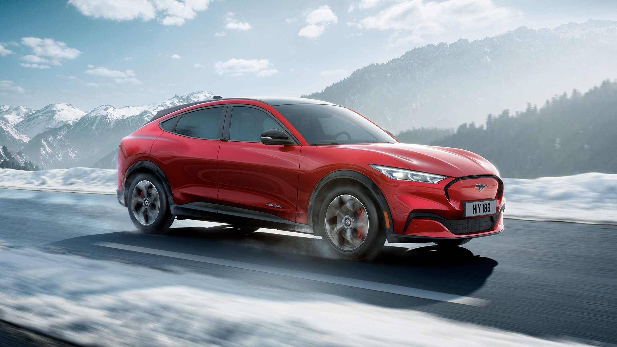 Vista laterale di Mustang Mach-E nella neve