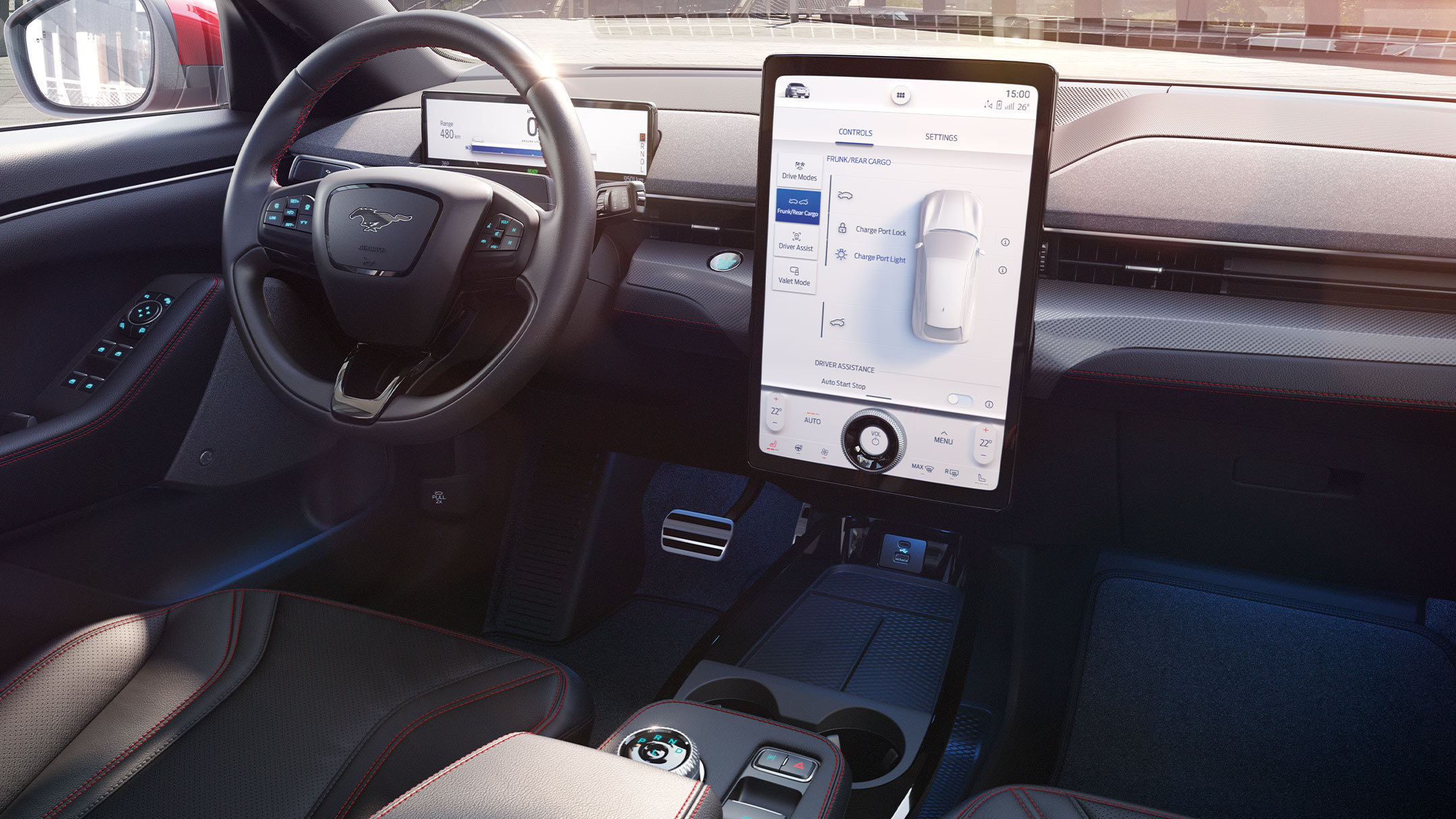 Interni Ford Mustang Mach-E, volante e schermo Ford SYNC di generazione