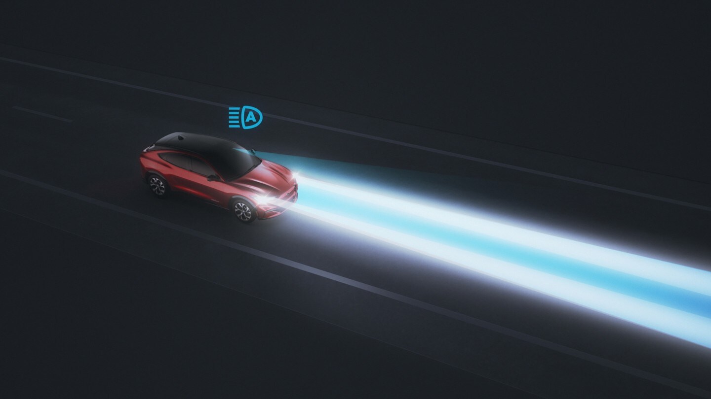 Ford Mustang Mach-E in movimento al buio con gli abbaglianti automatici accesi