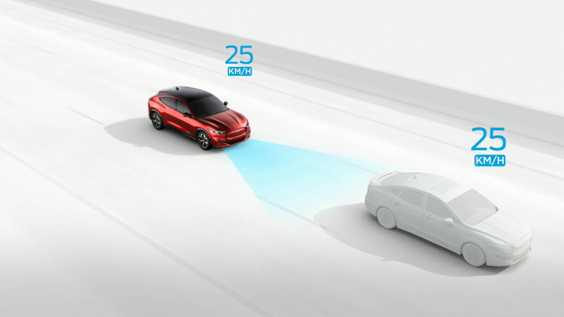 Ford Mustang Mach-E in movimento dietro a un'auto mentre utilizza l'Adaptive Cruise Control per mantenere la distanza preimpostata