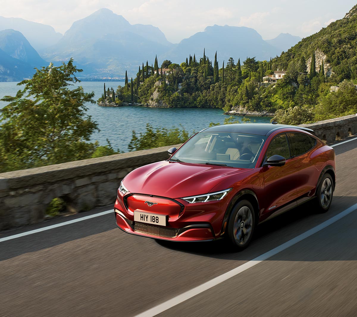 Nuova Mustang Mach-E in movimento nei pressi di un lago di montagna