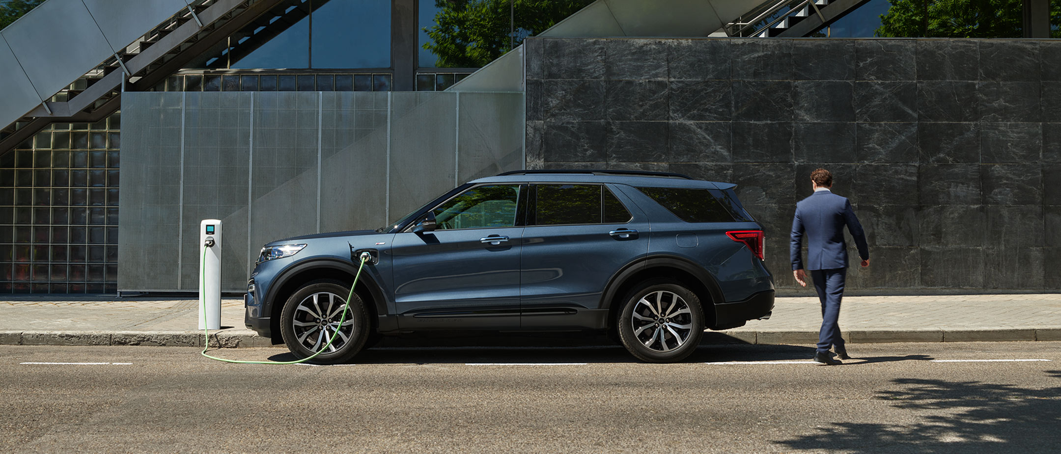 Ford Explorer PHEV parcheggiato e in carica
