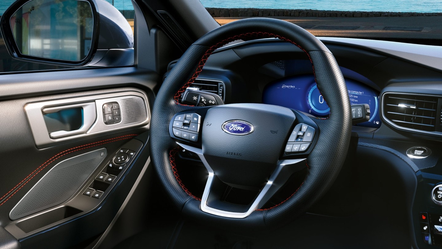 Interni del Ford Explorer, volante e cambio marce al volante