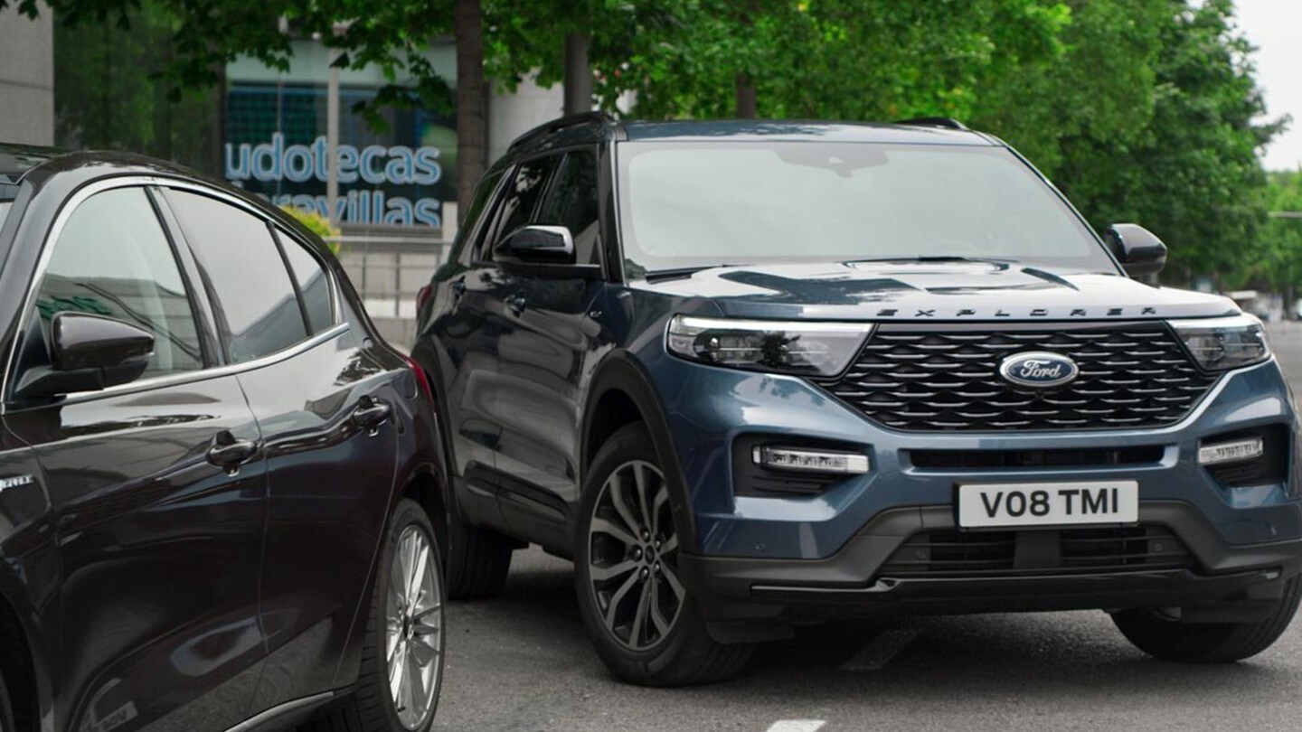 Ford Explorer che parcheggia vicino a un'altra macchina