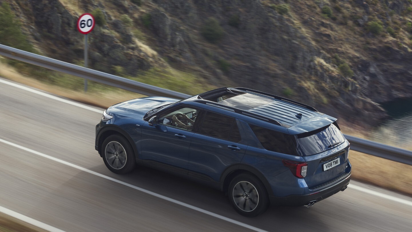 Ford Explorer PHEV in movimento
