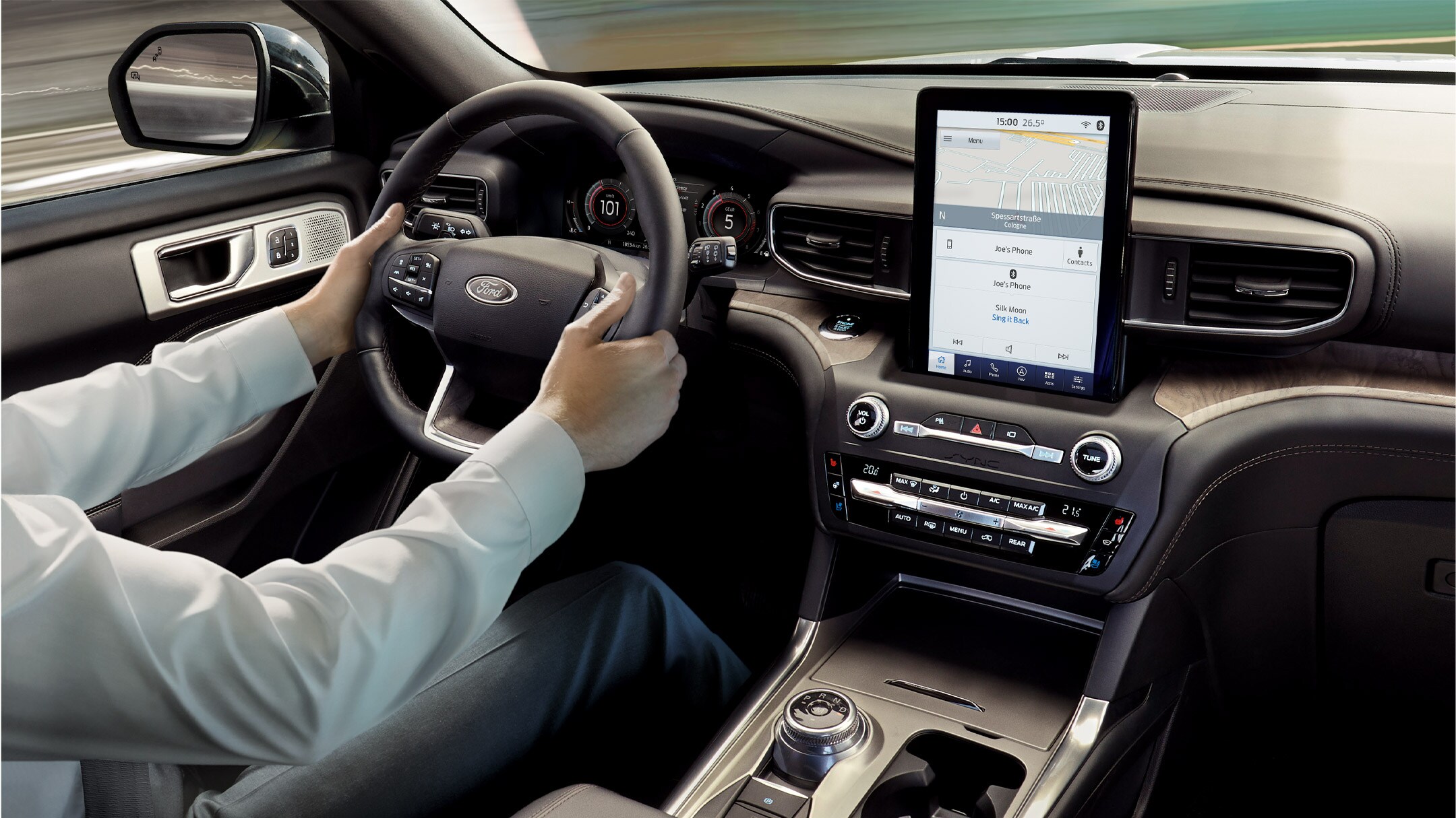 Interni del Ford Explorer con SYNC e servosterzo