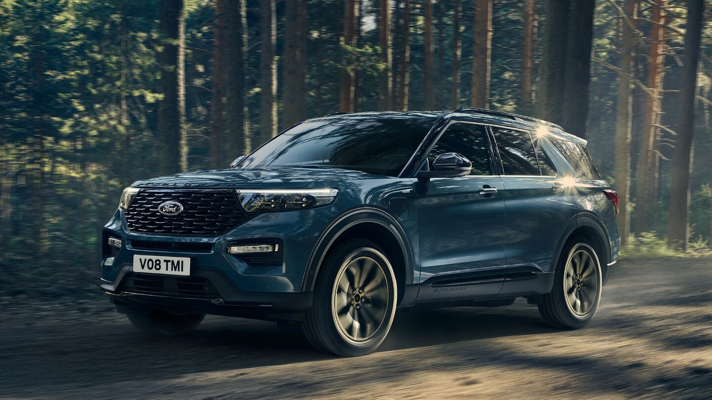 Ford Explorer in movimento in una foresta