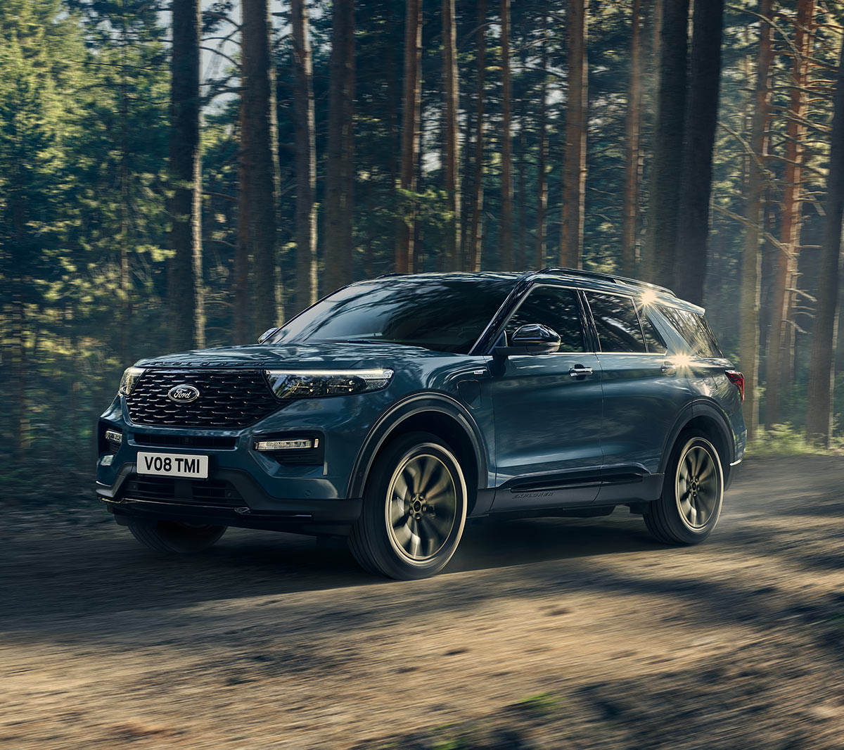 Ford Explorer PHEV in movimento in una foresta