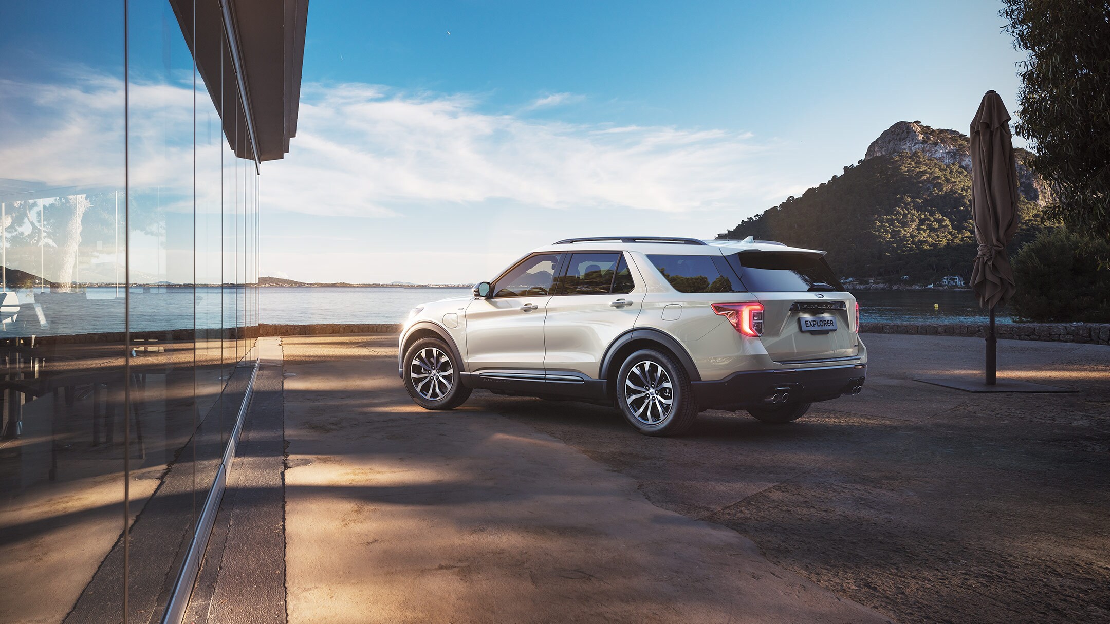 Vista posteriore 3/4 del Ford Explorer