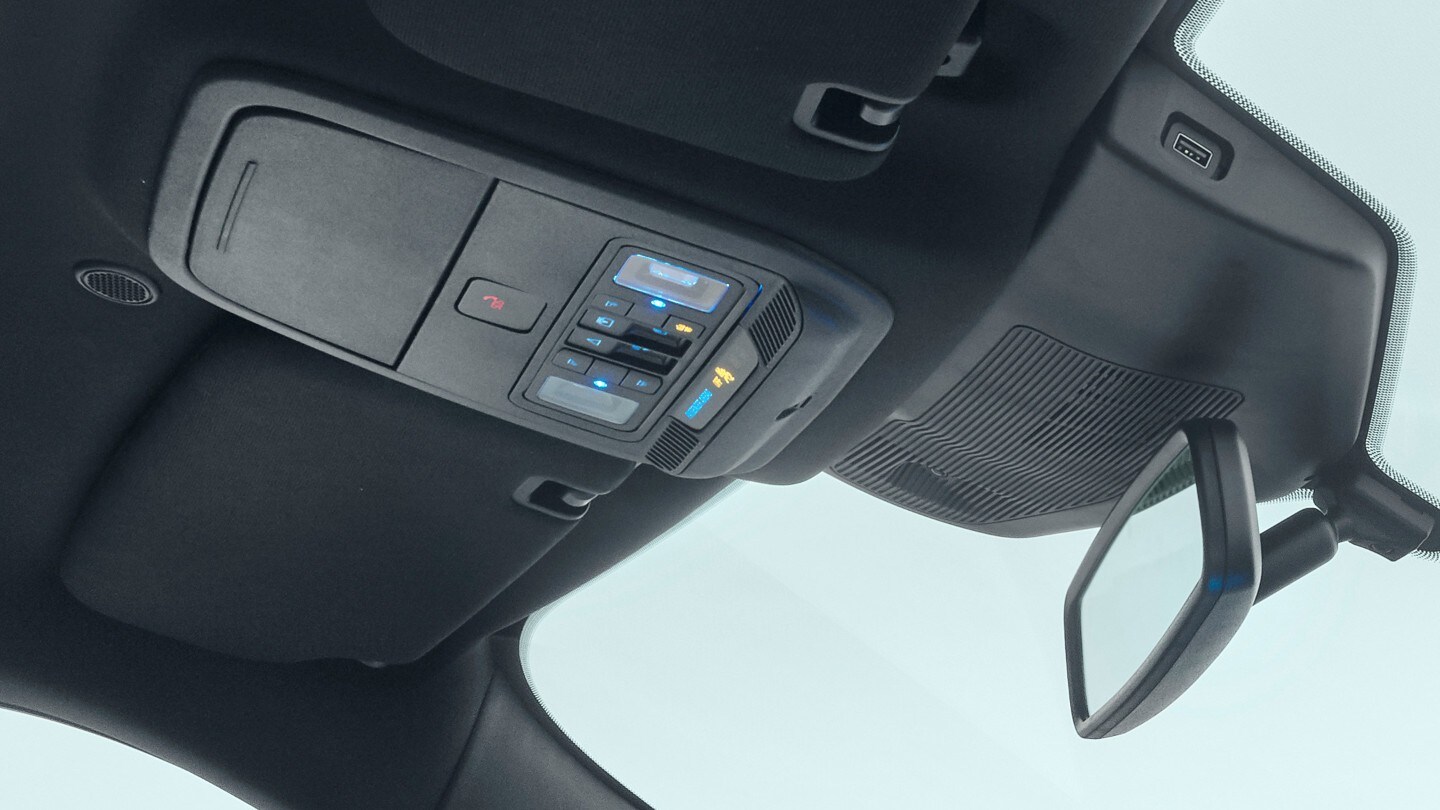 Primo piano sul pulsante eCall di emergenza in Ford Explorer