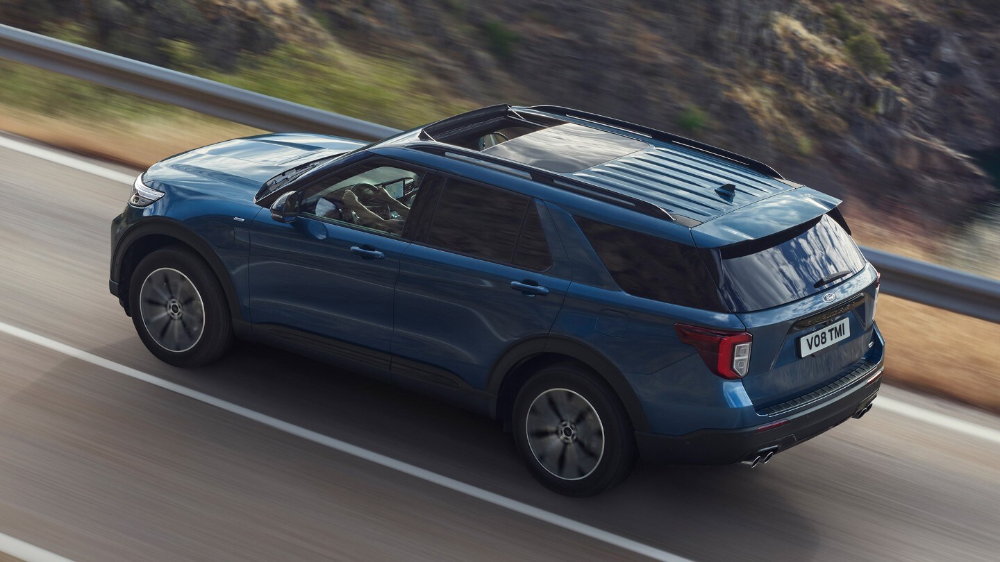Vista posteriore di Ford Explorer con barre al tetto