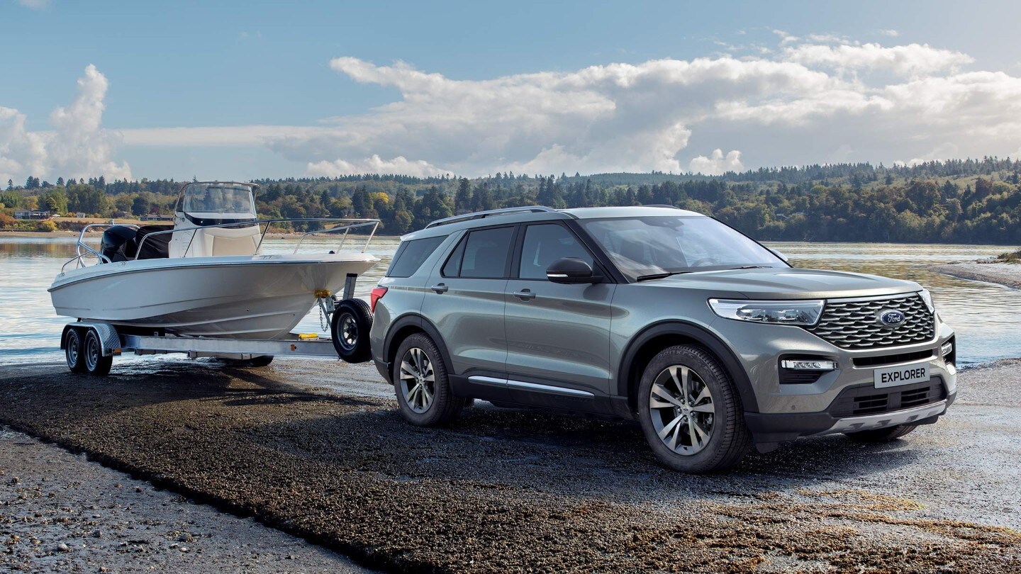 Ford Explorer con barca al traino
