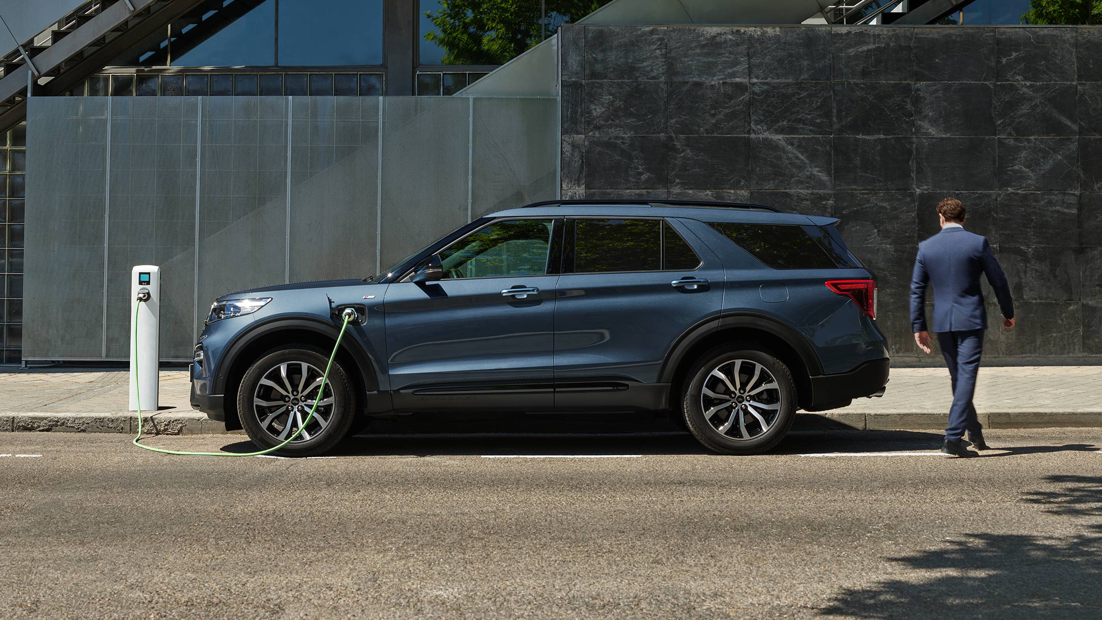 Vista posteriore Ford Explorer PHEV su fondo lago