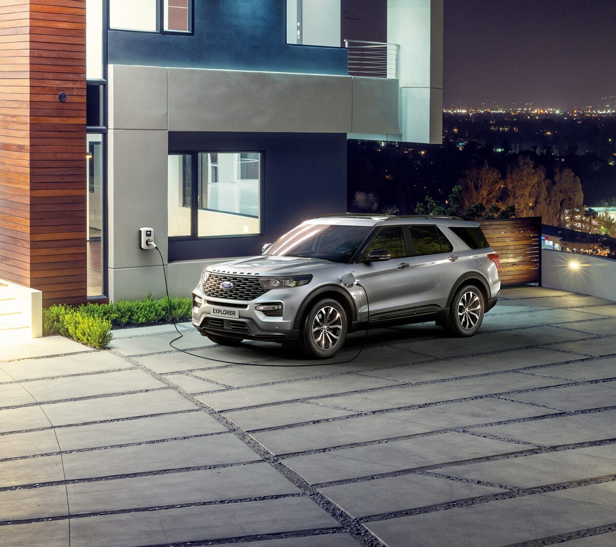 Ford Explorer PHEV in carica domestica
